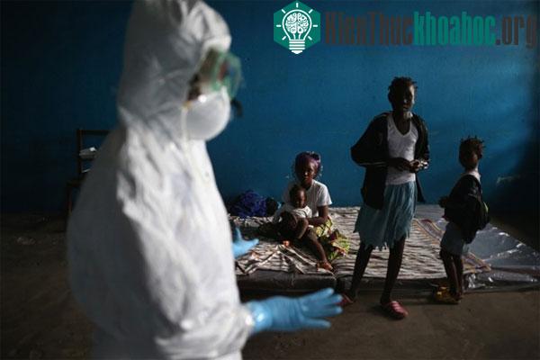 Trẻ em tập trung tại một phòng học khác được dùng làm nơi ở cho các bệnh nhân của virus chết người.