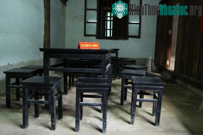 Trong khu dinh thự còn giữ lại một số vật dụng thường ngày của gia đình họ Vương như bàn thờ, tủ quần áo, bàn làm việc, bàn ăn, cối giã gạo...