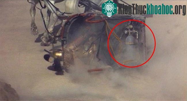 Một chiếc bình ga được cột ở phía sau chiếc xe ngựa
