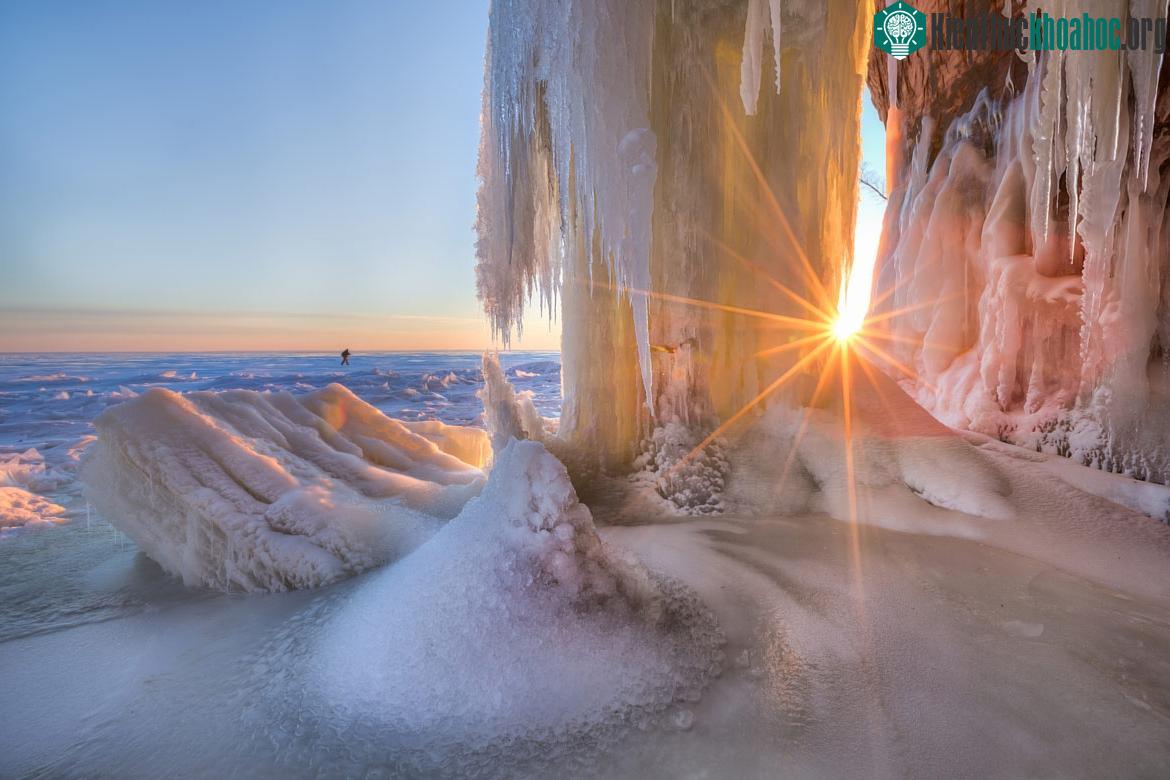 Nắng xuyên qua những lớp đá tuyết, ở hồ nước quốc gia Apostle Islands, Wisconsin.
