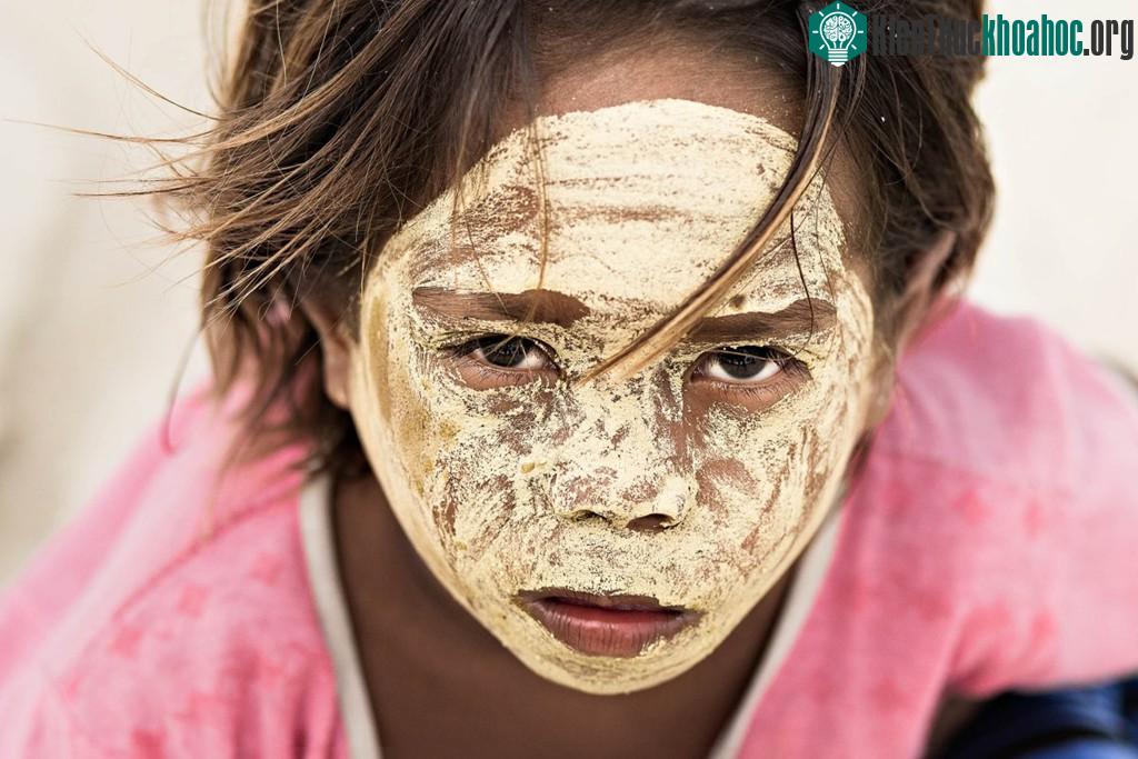 Người dân ở đây dùng bột nghệ Borak bôi lên mặt để chống nắng.