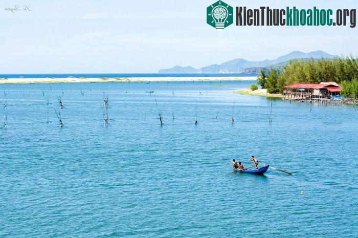 Vẻ đẹp mê hoặc trời nước đầm phá Việt Nam