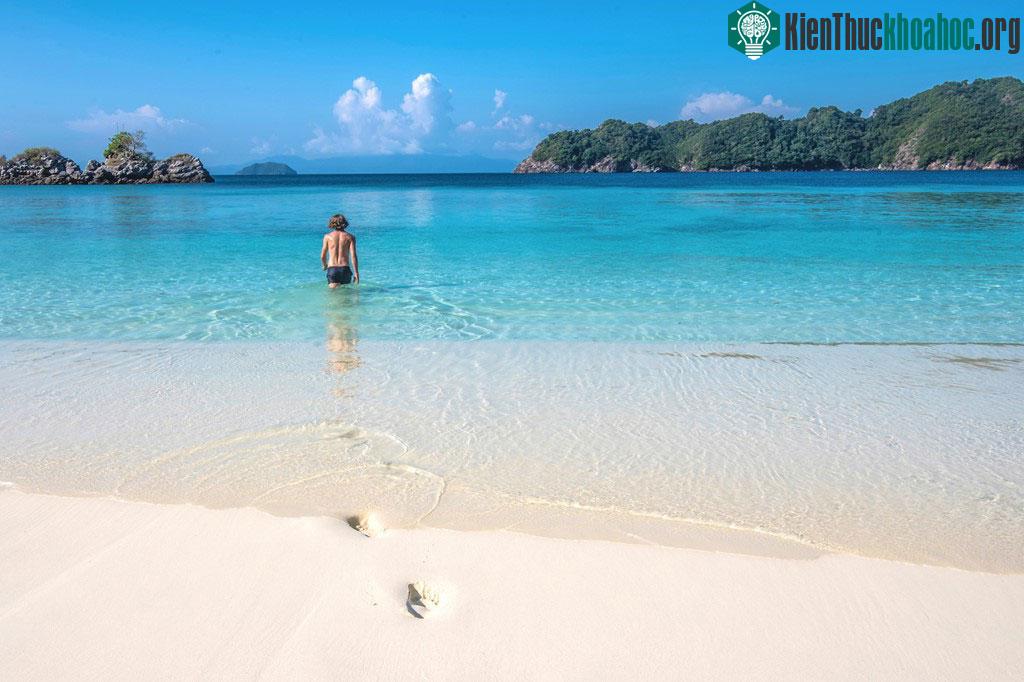 Bãi biển xanh hoang sơ chờ đợi du khách khám phá.