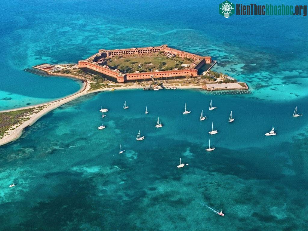 Những người thích nước lên khám phá công viên quốc gia Dry Tortugas, nằm cách Key West (Florida) khoảng 110 km về phía tây. Du khách chỉ có thể tới đâ...
