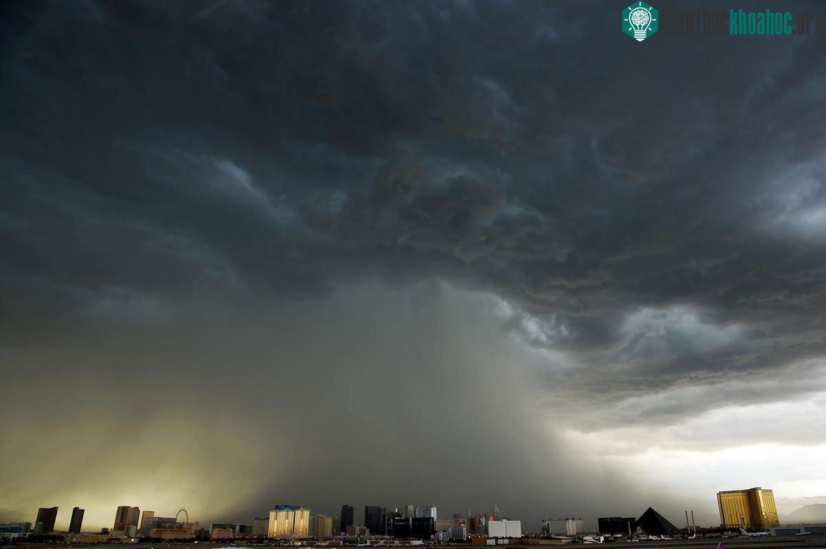 Một cơn giông hình thành trên bầu trời ở Las Vegas Strip, 06/07/2015.