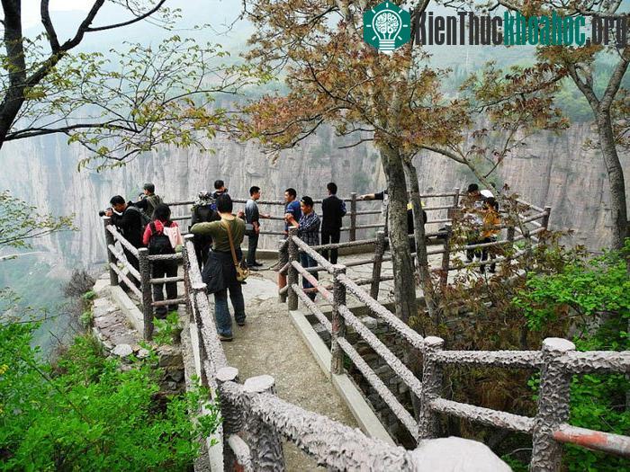 Đến làng Quách Lượng, đứng ở độ cao 100m, người ta có thể nhìn xa trông rộng, như quan sát được cõi hồng trần.