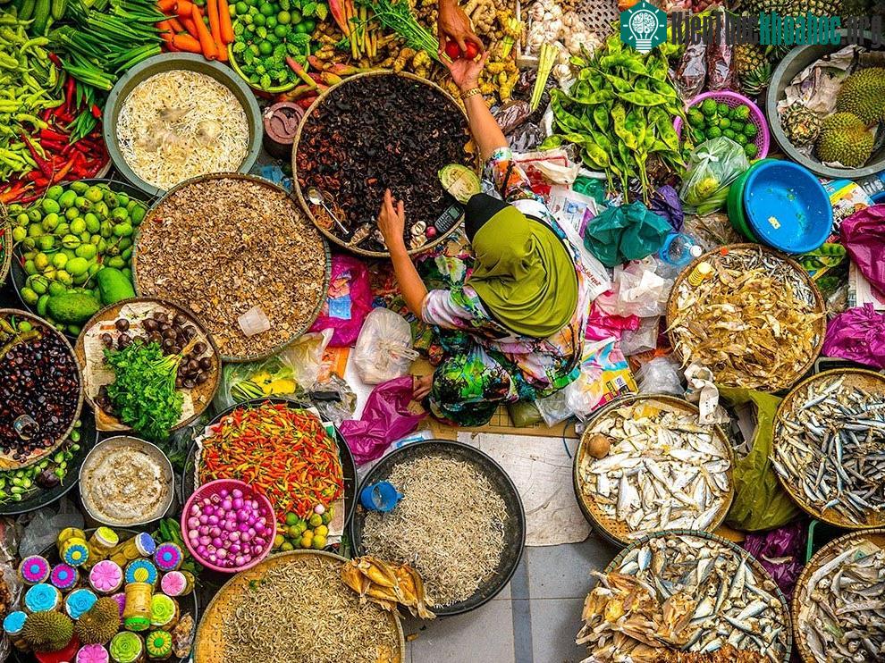 Kota Bharu, Malaysia: Những mẹt nông sản và cá tươi đầy sắc màu quanh một phụ nữ ở chợ Siti Khadijah, Kota Bharu, Malaysia. (Ảnh: Duratul Ain D).