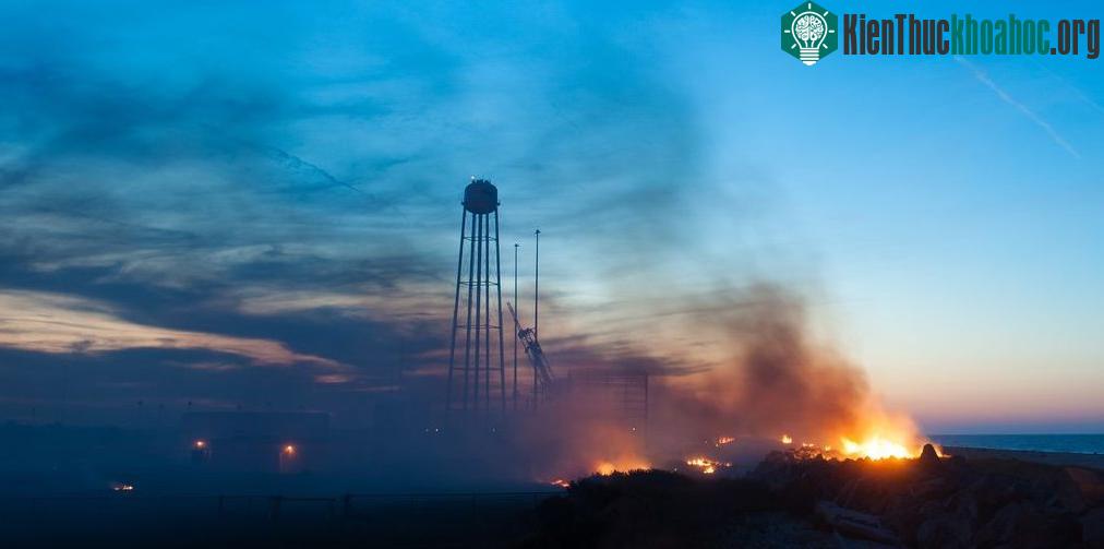 NASA phát hành ảnh ghi lại vụ nổ tên lửa Antares năm ngoái ảnh 17