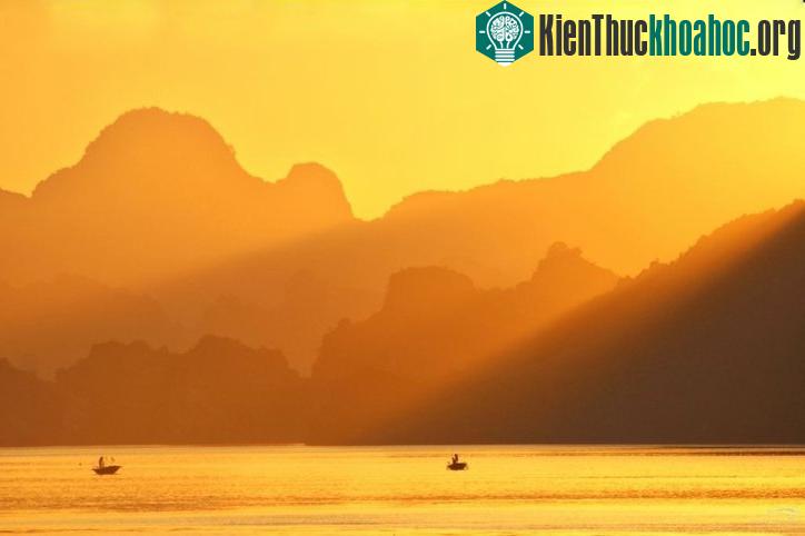 Bình minh khiến vịnh Hạ Long tựa như bức tranh thủy mặc- (Ảnh: Madsoul)