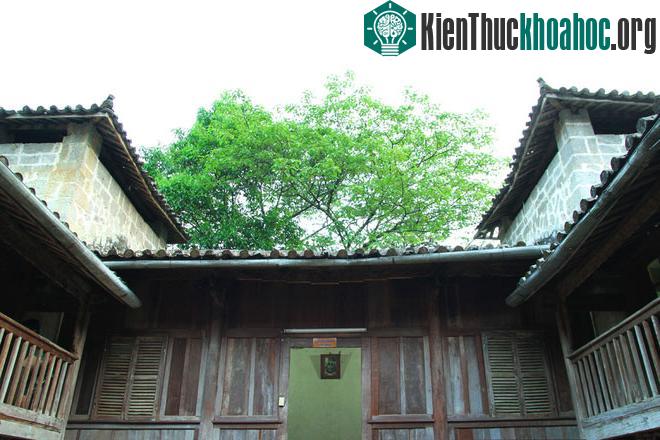 Liền kề với hậu dinh là hai lô cốt, chứa thuốc súng. Hai lô cốt xây bằng đá xanh, cao 3 tầng, trong đó tầng một thông với phòng ngủ của Vương Chính Đứ...