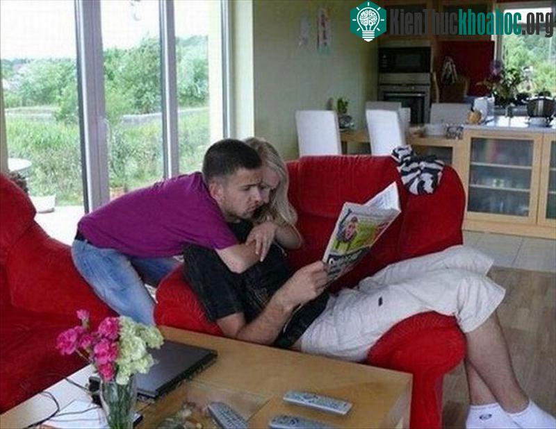 Anh chàng mặc áo đen hay tím?