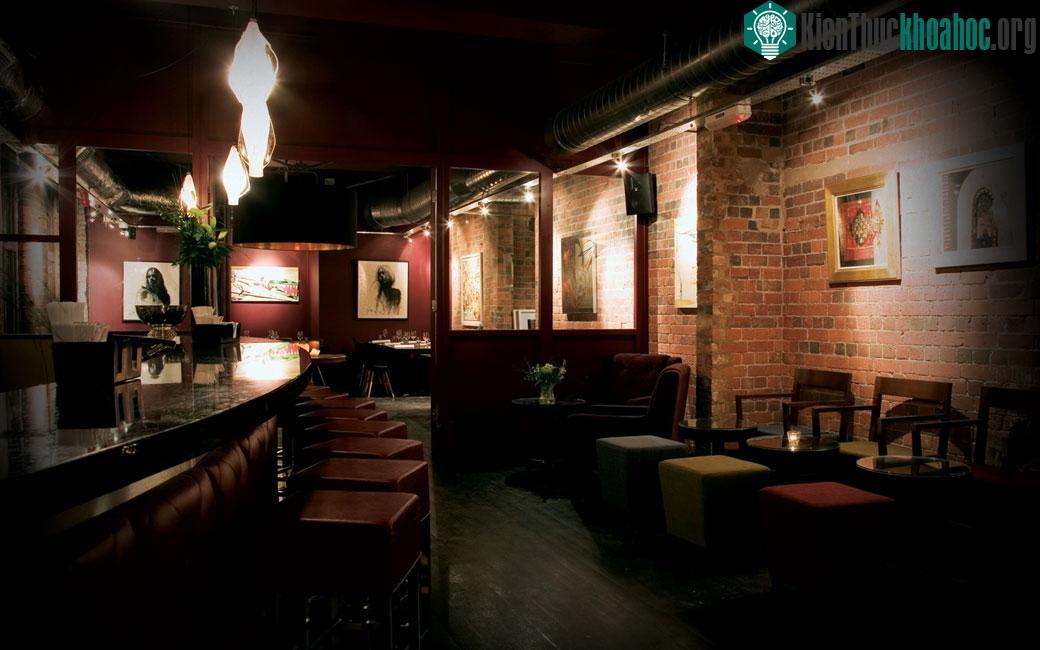 Nằm sâu trong đường hầm dưới trạm Waterloo, nhà hát The Vaults có 176 ghế với không khí cổ điển, huyền bí. Nơi đây còn có một phòng tranh và nhà bếp p...