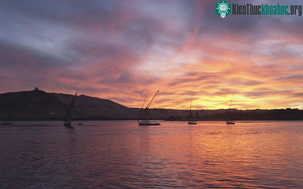 Hoàng hôn ở Aswan, Ai Cập.