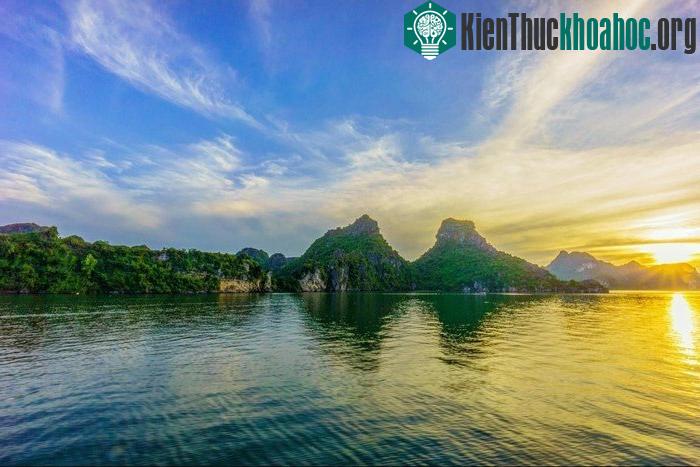 Bình minh trên vịnh Hạ Long đẹp đến nao lòng- (Ảnh: Sưu tầm)
