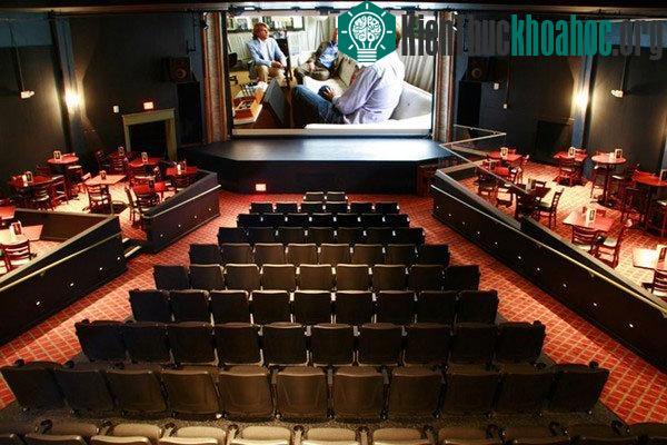13. Rạp Bijou, Bridgeport, Connecticut, Mỹ với bộ ghế ngồi kiêm bàn ăn ở phía bên.