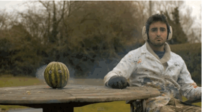19. Hình ảnh động của trái dưa hấu phát nổ theo phong cách slow-motion.