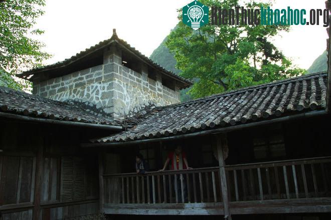 Hai chòi gác bằng đá đều có lỗ châu mai. Đứng từ đây có thể quan sát tứ phía, dễ dàng phát hiện và chiến đấu khi có kẻ xâm nhập.