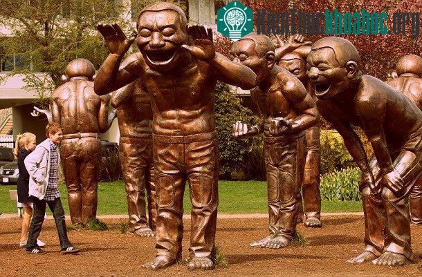 Những bức tượng "biết cười" ở Vancouver như thể bất cứ điều gì bạn làm cũng bị họ chế giễu vậy