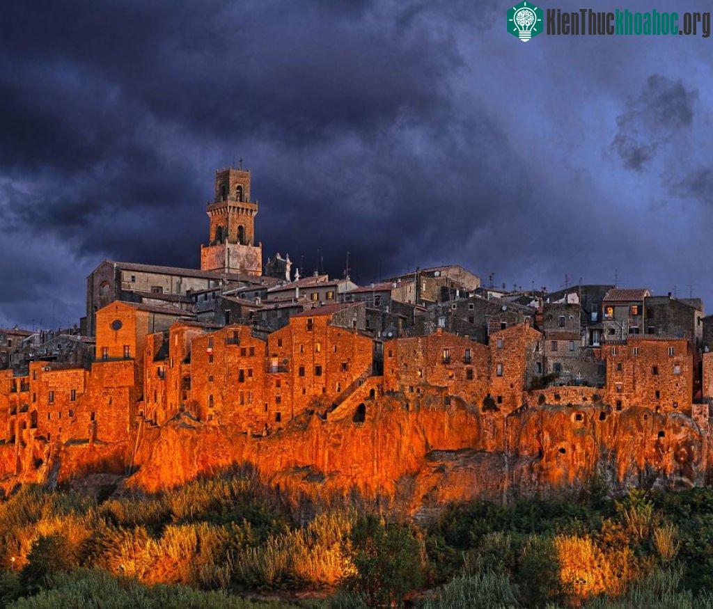 Đô thị Pitigliano, Italy nằm ở độ cao 313 m so với mực nước biển