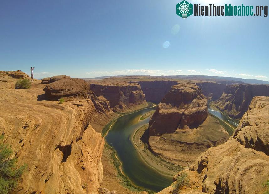 Chiêm ngưỡng khung cảnh: Khúc quanh Móng Ngựa của sông Colorado (Arizona, Mỹ) trong một buổi chiều nắng nóng tháng 6. (Ảnh: Martha Warner Smith).