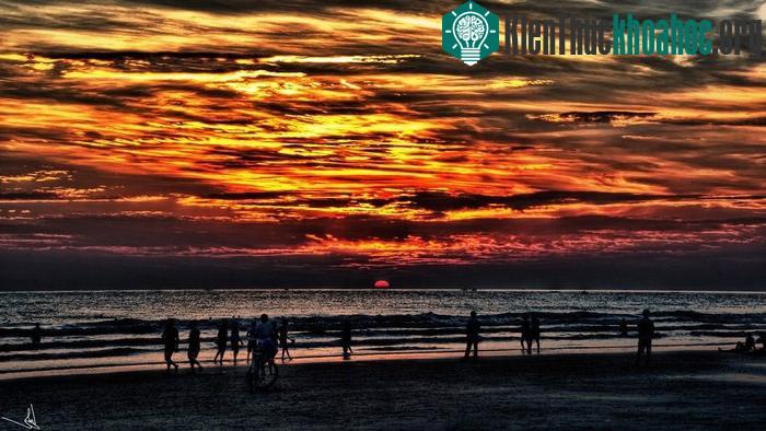 Bình minh trên biển Sầm Sơn đôi lúc có màu đỏ trứng gà- (Ảnh: DucLinh_Nguyen)