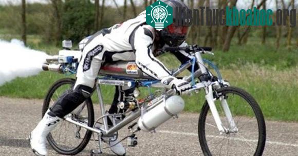 Khi xe đạp được độ thêm động cơ nitro.