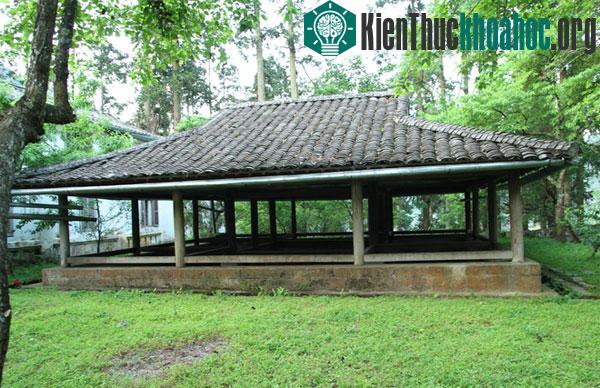 Ngoài hệ thống nhà chính, còn có một số khu nhà tách biệt như khu vệ sinh, nhà kho, chuồng bò, chuồng ngựa. Đặc biệt, nhà Vương có một bể lớn, dung tí...