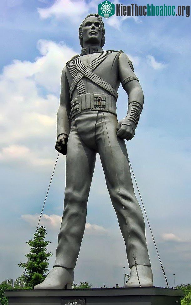 Bức tượng Michael Jackson trước một cửa hàng ăn nhanh McDonalds ở Netherlands