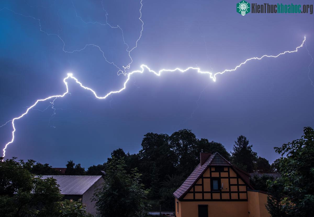 Một tia chớp lớn loé lên giữa bầu trời đêm ở khu dân cư Sieversdorf Brandenburg, Đức, 07/07/2015.