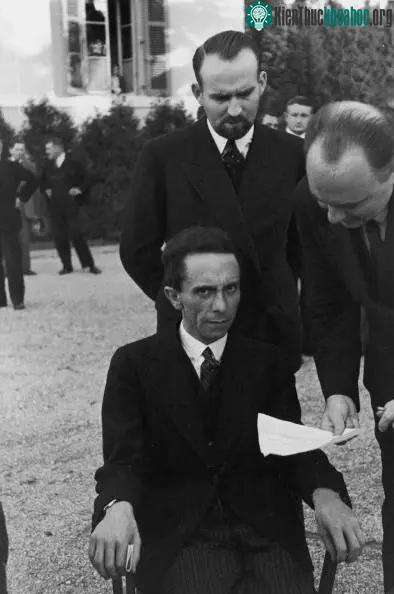 Đôi mắt căm thù - Trong ảnh là Joseph Goebbels. Trước khi biết được nhiếp ảnh gia Eisenstaedt, người chụp bức ảnh này là một người Do Thái. Joseph đã biểu lộ sự thù địch rõ rệt ngay trước ống kính.