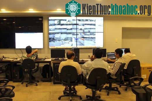 Dưới hầm, trung tâm điều khiển bắt đầu thử nghiệm mọi hoạt động của tuyến phố với hàng chục camera an ninh giám sát chặt chẽ. Đây còn là nơi điều khiển nhạc nước điện tử, hệ thống chiếu sáng.