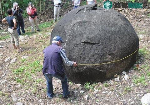 Những quả cầu đá bí ẩn