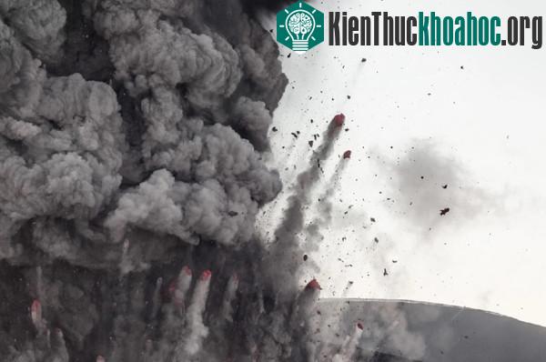 Đám tro bụi dày đặc bắn tung trên miệng núi lửa Eyjafjallajökull lọt vào ống kính của Holm khi anh một mình lái xe Jeep tiến sâu vào khu vực hạn chế.