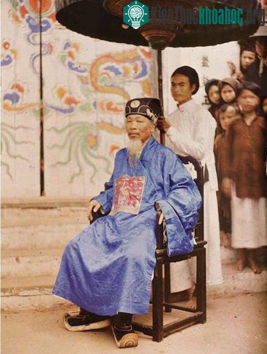 Một vị quan quận trong trang phục thời xưa.