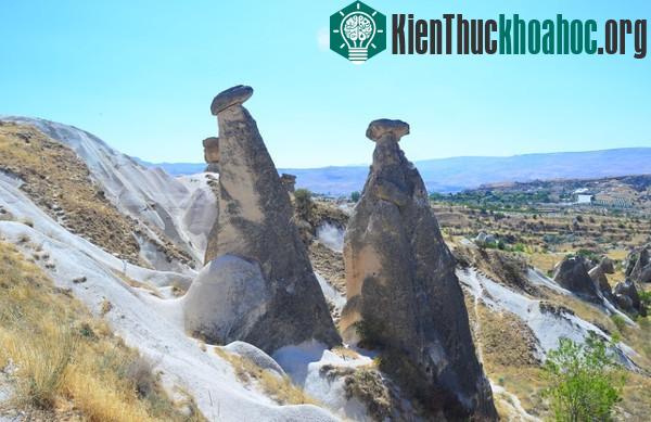 Sự hình thành những cây nấm hay các ống khói khổng lồ bằng đá này bắt nguồn từ dòng dung nham núi lửa phun trào trên bề mặt và bị đông cứng. Lớp bề mặt tiếp xúc ngay với không khí và chuyển màu xám...