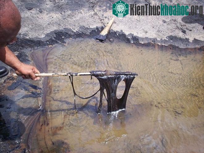 Chiêm ngưỡng cảnh tượng siêu thực ở hồ hắc ín lớn nhất thế giới