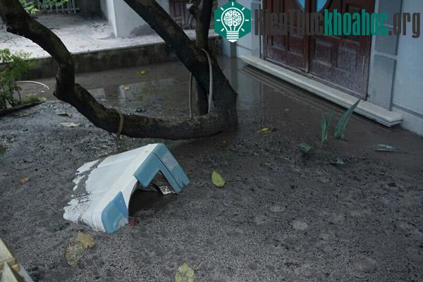 Chiếc máy giặt bị bùn bao cứng.