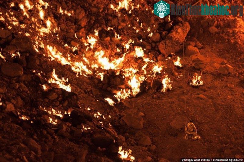 Thám hiểm “cổng địa ngục” cháy rừng rực ở Turkmenistan