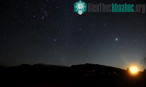 Mưa sao băng Geminid song hành cùng Mặt trăng muộn tại Skopje, Macedonia.
