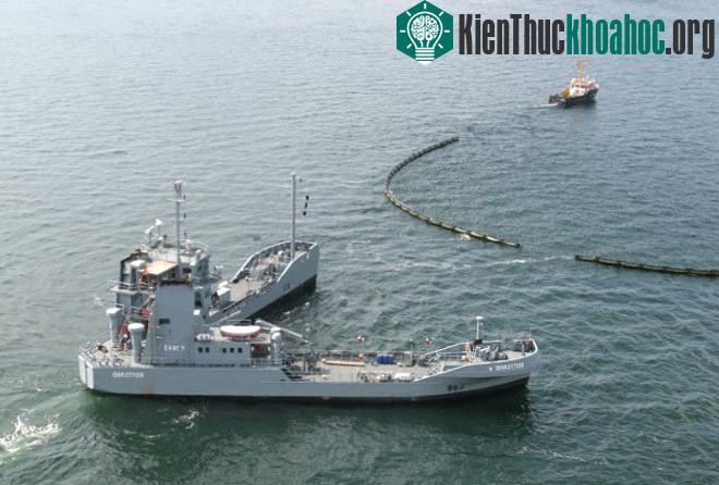 Khi tác nghiệp, con tàu thân kép này có thể mở ra làm hai nhánh, biên độ mở tối đa 65 độ. Hai cánh tàu sẽ tạo ra một khu vực rộng hơn 40m2 để hút dầu tràn. (Ảnh: Huanqiu)