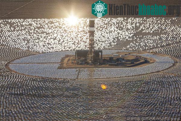 Nhà máy Ivanpah bắt đầu sản xuất điện từ tháng 12/2013. Ivanpah hiện là nhà máy điện mặt trời lớn nhất thế giới. Đứng sau nó là nhà máy Solaben ở Tây Ban Nha, với công suất 200 megawatt một năm.