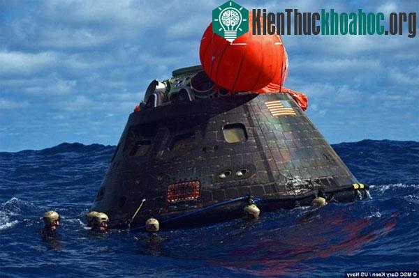 Các thợ lặn buộc dây từ thuyền nhỏ vào tàu Orion để các thuyền kéo tàu (vũ trụ vào khoang trống của tàu đổ bộ USS Anchorage. (Ảnh: Gary Keen)
