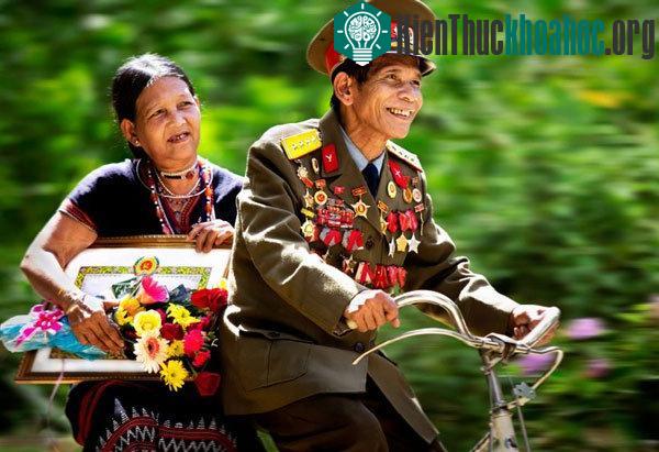 "Ngày trở về" của nhiếp ảnh gia Lê Vấn. Ảnh chụp tại huyện miền núi Tây Giang, Quảng Nam. Hình ảnh hạnh phúc của cặp vợ chồng người Cơ Tu. Vợ chồng Anh hùng A Lăng Bảy đang trên đường đèo...