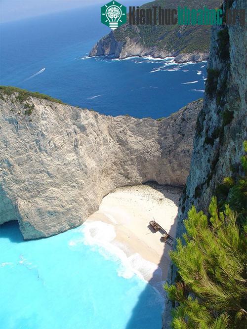Du khách mê mẩn Navagio bởi những vách đá vôi hùng vĩ, bãi cát trắng mịn và làn nước trong xanh.