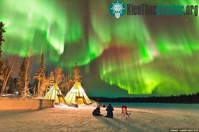 Trong bầu không khí giá buốt của vùng lãnh thổ phía bắc Canada, các dải sáng lung linh là kết quả của sự tương tác giữa các hạt mang điện tích với tầng khí quyển bên trên của hành tinh. (Ảnh: Cater...