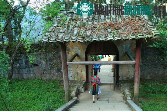 Tường thành gồm những phiến đá khít nhau, xếp thành vòng tròn bao quanh khuôn viên nhà. Những bức tường đá là nét đặc trưng trong văn hóa người H'Mông ở Hà Giang.