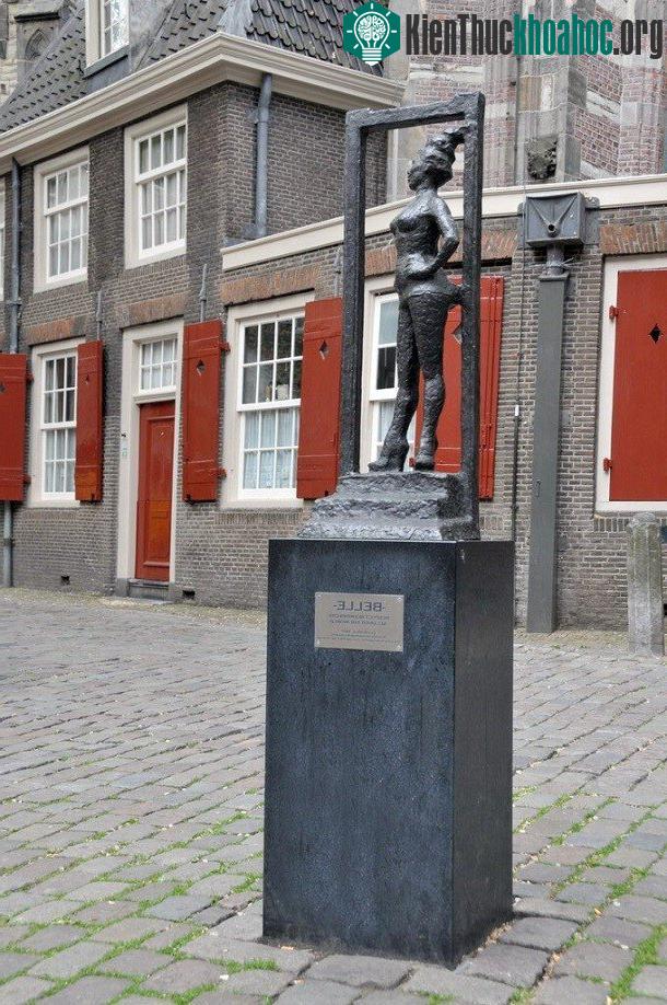 Bức tượng "Belle" ở Oudekerksplein (Amsterdam) được xây dựng để tôn vinh những người làm nghề sex worker (hay còn gọi là công nhân tình dục) với dòng chữ "Respect sex workers all ove...