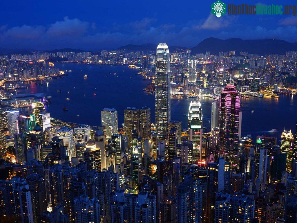 GDP bình quân theo đầu người năm 2015 là 57.676 USD