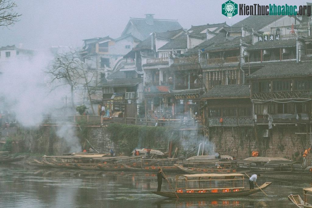 Phượng Hoàng trấn là trung tâm kinh tế, chính trị xã hội của cả vùng. Nằm cạnh con sông Đà Giang, trấn cổ còn lưu giữ nhiều thành quách, gia trang, văn miếu, đền chùa... Số tuổi của nó khiến cho Ph...