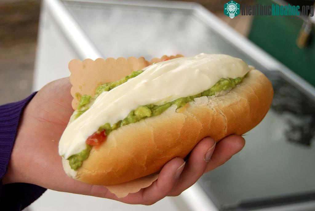 Completo, Chile: Món ăn này khá đơn giản, gồm một xúc xích kẹp trong bánh mì, thêm tương cà, quả bơ xay và một lượng lớn mayonnaise. Nguyên liệu làm completo có vẻ không ăn nhập gì với nhau, nhưng ...
